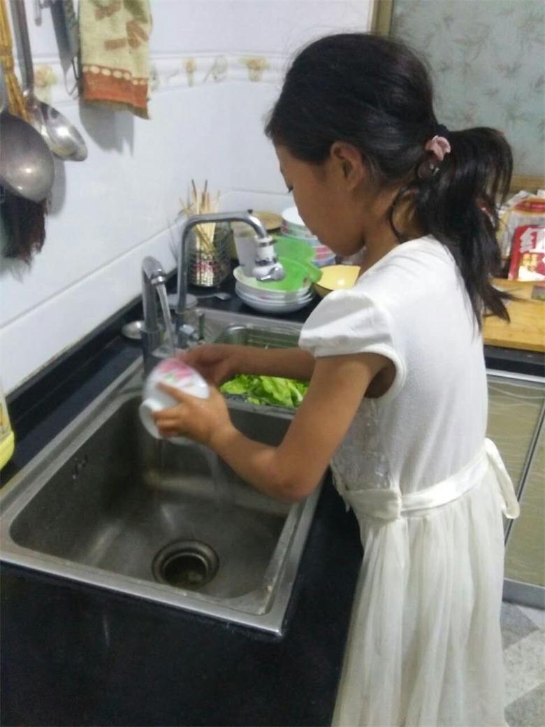 甄庄小学母亲节学生帮家长做家务