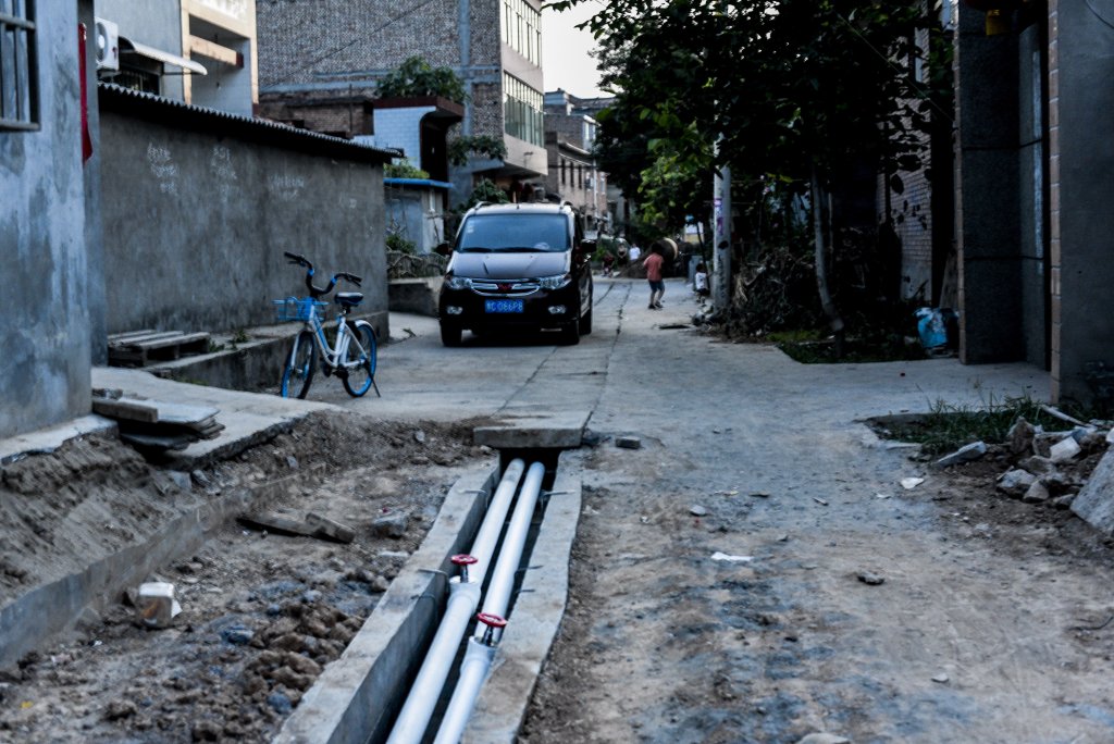 用车辆挡住道路不让施工车辆通过。