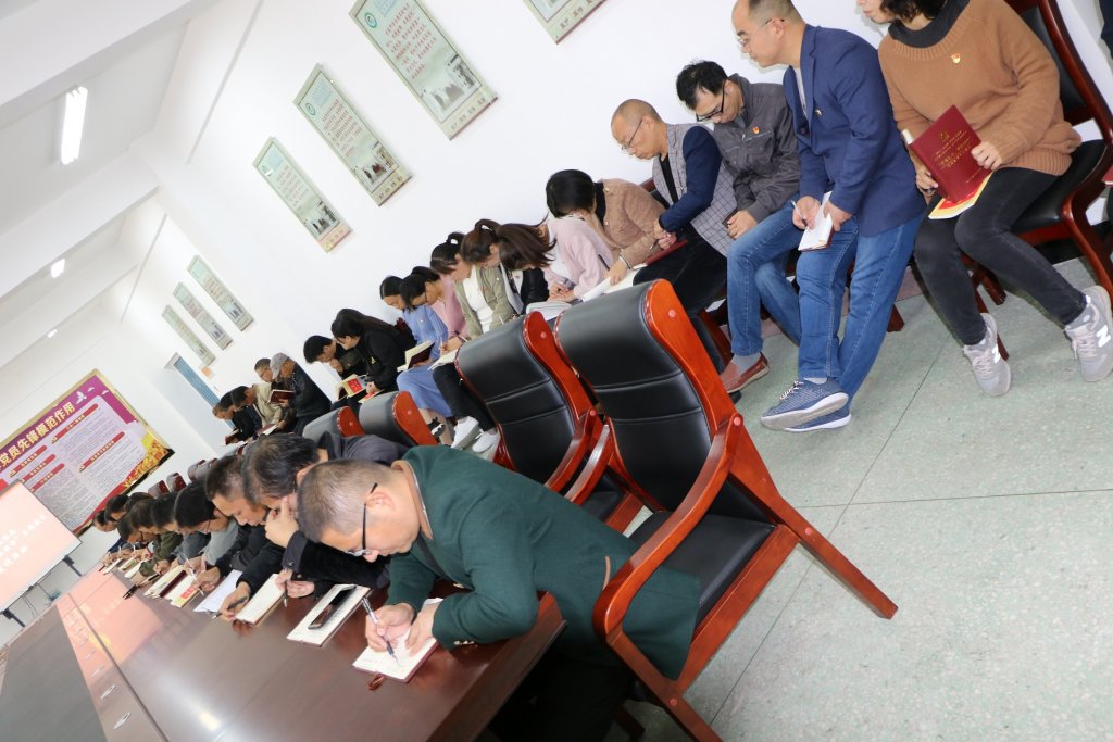 点击查看原图 认真聆听做笔记