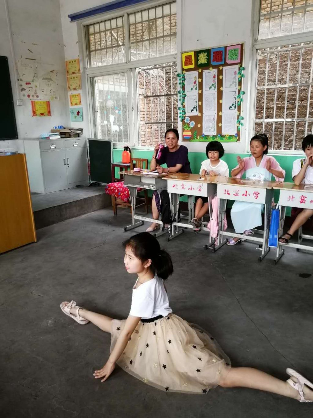 赸